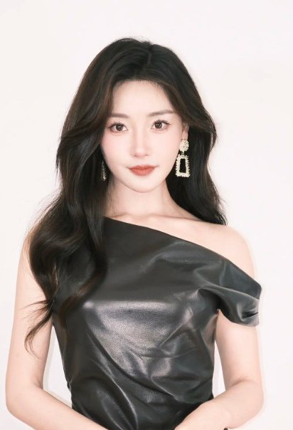 龙薇薇 / 易辛角色图