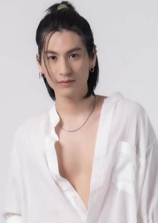 美食评论家角色图